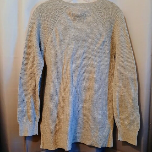 GAP Pointelle Sweater Top women M Gray Light crochet knit Raglan long sleeve EUC - Picture 6 of 9